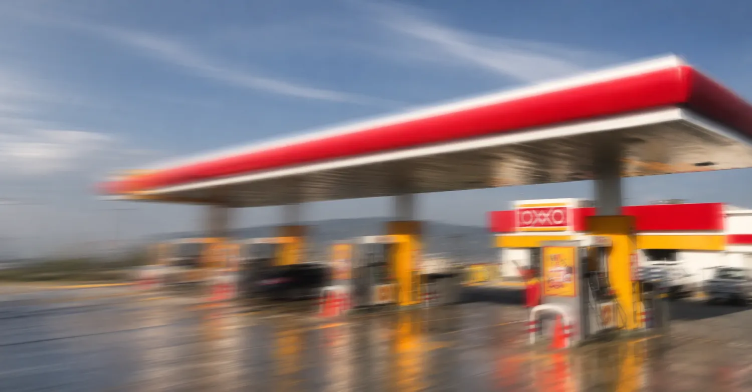 OXXO storefront — the 33,000-store retail face of Spin Premia by FEMSA across Latin America.